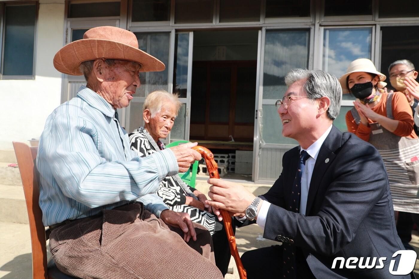 오태완 군수가 지난 2022년 의령군 칠곡면을 찾아 당시 100세를 맞이한 여태엽 어르신의 장수를 축하하고 있다.&#40;의령군 제공&#41;