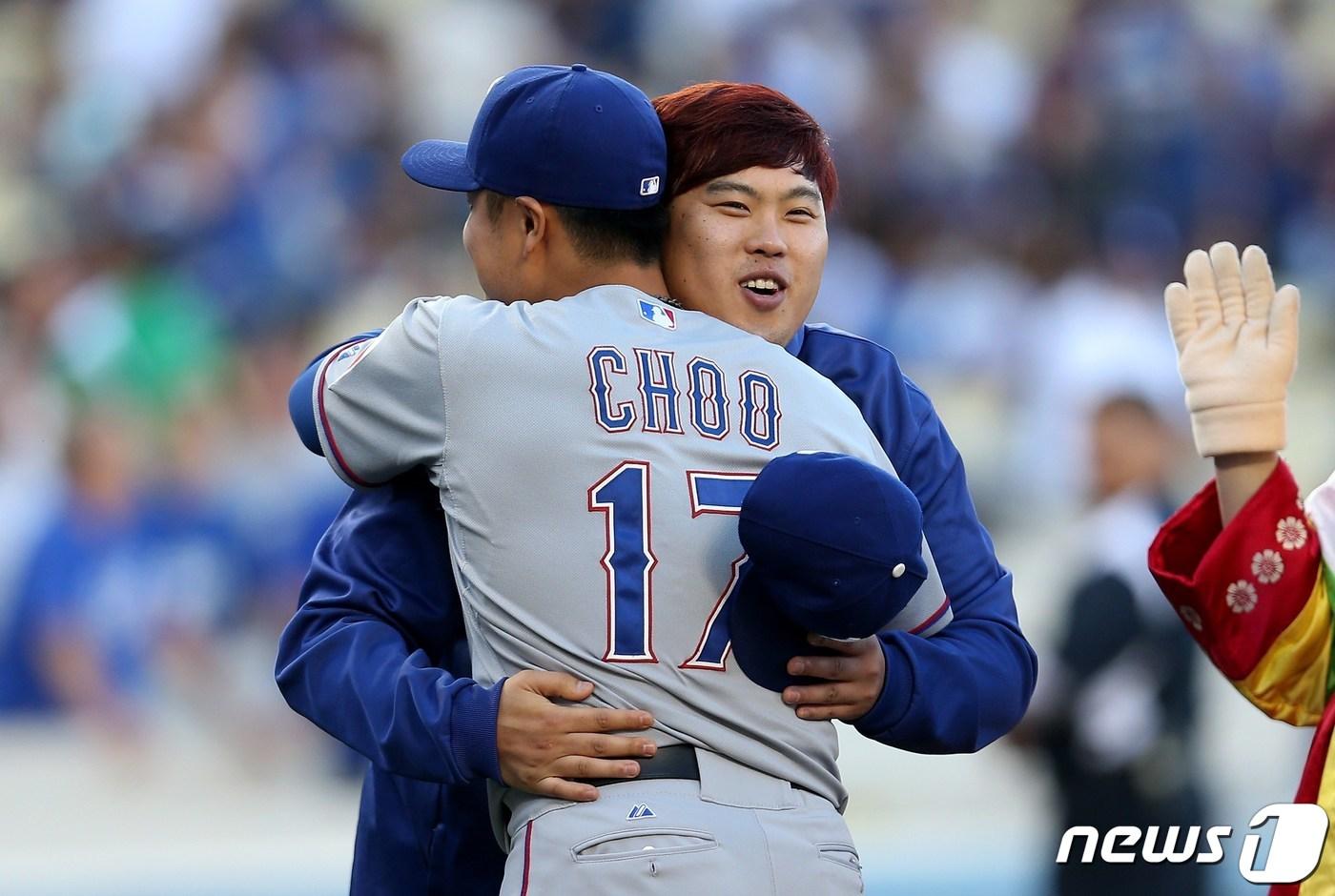 메이저리거 시절 경기장에서 만나 포옹하는 추신수와 류현진. ⓒ AFP=뉴스1