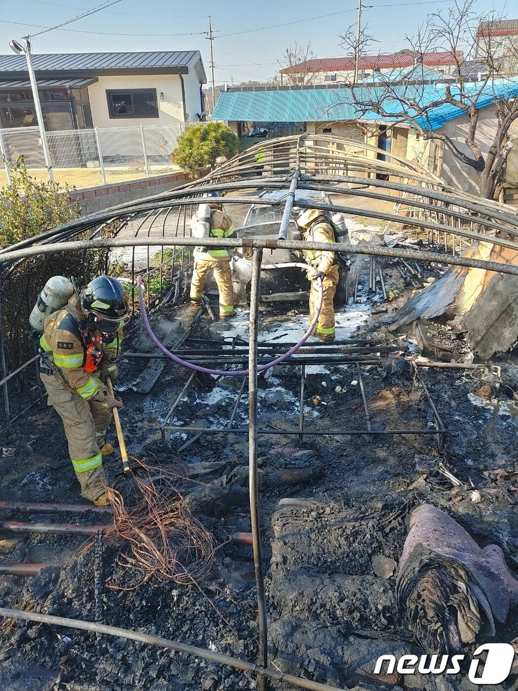 지난 16일 오후 남구 대촌동 소재 주택가 인근에서 화재가 발생해 소방당국이 진화작업을 벌이고 있다.&#40;광주 남부소방 제공&#41;2024.2.21/뉴스1