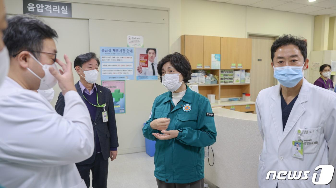 강정애 국가보훈부 장관이 21일 오후 의료계 집단행동 관련해 비상 진료체계 대응현황을 점검하기 위해 서울 강동구 중앙보훈병원을 방문했다. &#40;국가보훈부 제공&#41; 2024.2.21/뉴스1