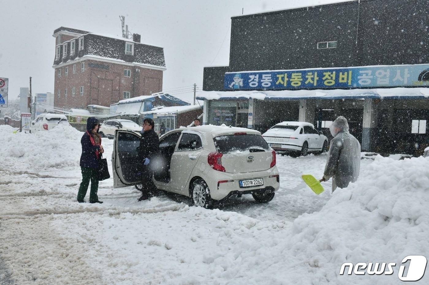 강원 산지와 동해안을 중심으로 대설특보가 발효된 21일 속초시 일대에서 제설작업이 한창이다.&#40;속초시 제공&#41; 2024.2.21/뉴스1 ⓒ News1 윤왕근 기자