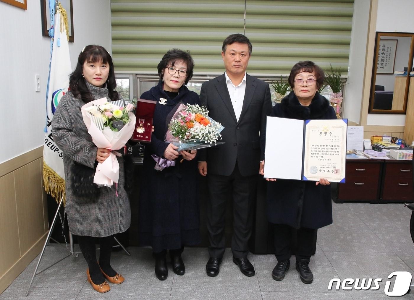 정읍시가 6·25전쟁 참전용사 고&#40;故&#41; 변무진 하사 유족에게 화랑무공훈장을 전수했다.&#40;정읍시 제공&#41;2024.2.21/뉴스1