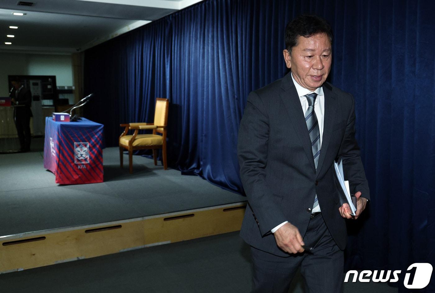 정해성 신임 국가대표 전력강화위원장이 21일 오후 서울 종로구 신문로 축구회관에서 1차 전력강화위원회 관련 브리핑을 마친 뒤 회견장을 나서고 있다. 대한축구협회&#40;KFA&#41; 전력강화위원회는 이날 비공개 1차 전력강화위원회를 갖고 축구대표팀 신임 감독 선임 작업에 본격적으로 돌입했다. 2024.2.21/뉴스1 ⓒ News1 박정호 기자