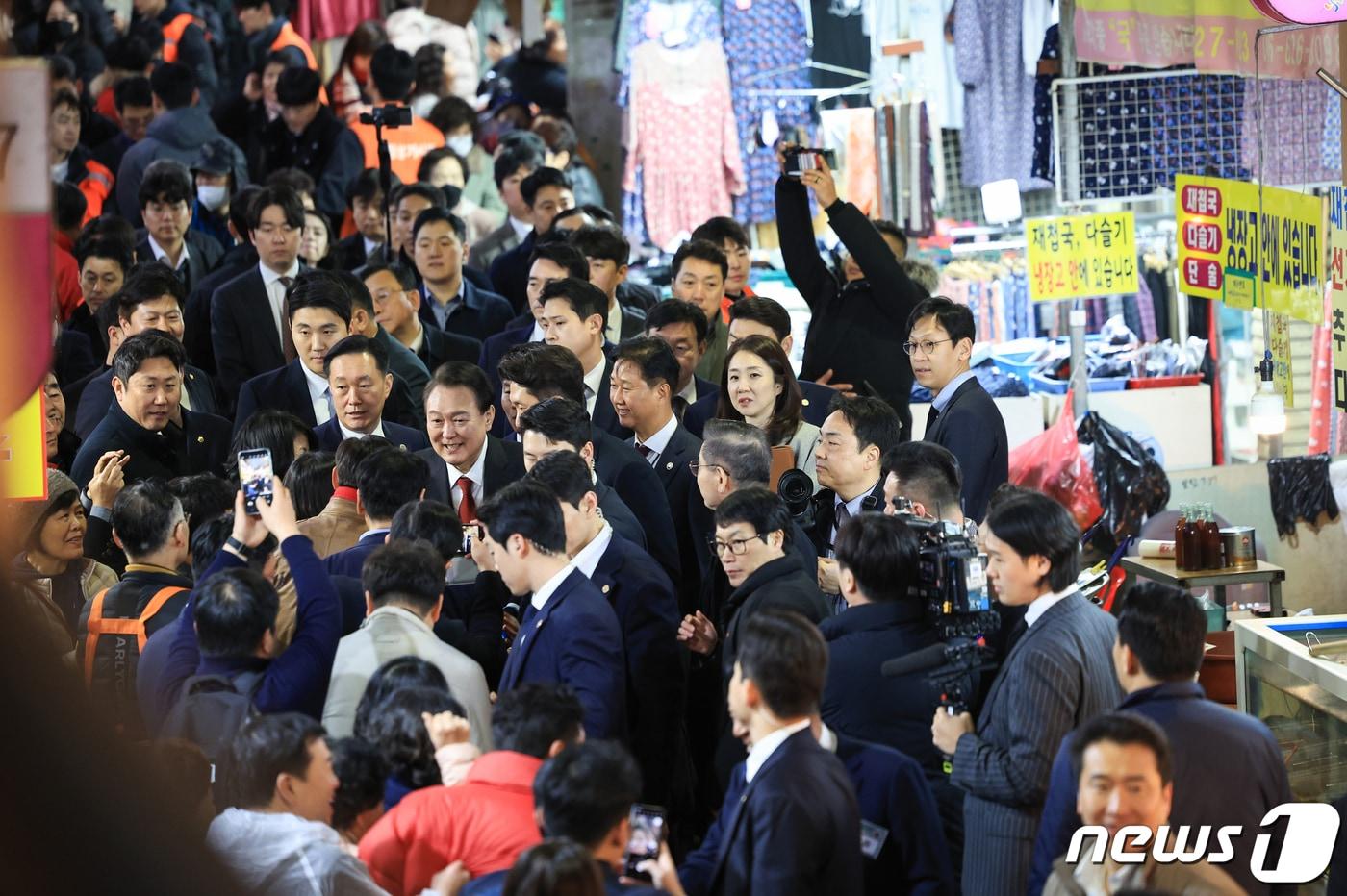 윤석열 대통령이 21일 울산 남구 신정시장을 방문해 시민들과 인사를 나누고 있다. &#40;대통령실 제공&#41; 2024.2.21/뉴스1 ⓒ News1 오대일 기자