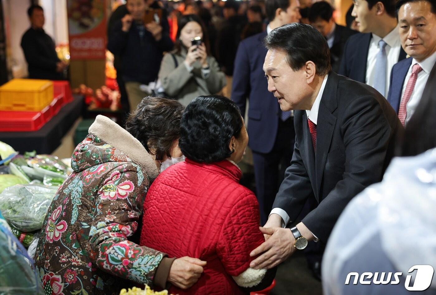 윤석열 대통령이 21일 울산 남구 신정시장을 방문해 시민들과 인사를 나누고 있다. &#40;대통령실 제공&#41; 2024.2.21/뉴스1 ⓒ News1 오대일 기자