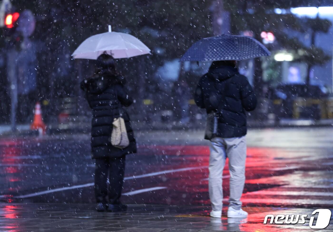 서울을 비롯한 수도권에 대설주의보가 내려진 21일 서울 종로구 일대에 눈이 내리고 있다. 서울시는 제설대책을 2단계로 올리고 오는 22일 출근 시간대 지하철 집중배차 시간을 9시 30분까지 30분 연장한다는 방침이다. 2024.2.21/뉴스1 ⓒ News1 김민지 기자