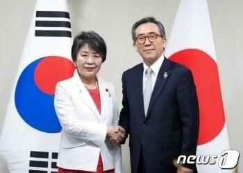 조태열 외교부 장관과 가미카와 요코 일본 외무상이 21일&#40;현지시간&#41; 브라질 리우데자네이루에서 만나 악수를 나누고 있다. ⓒ News1 강민경 기자