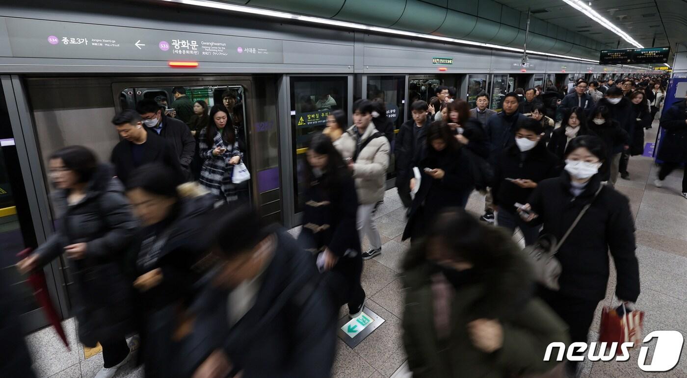 전날 밤 내린 폭설로 인해 기지 출고 장애로 서울 지하철 5호선 열차 운행이 지연된 22일 서울 5호선 광화문역에서 시민들이 출근길 발걸음을 서두르고 있다. 2024.2.22/뉴스1 ⓒ News1 김성진 기자