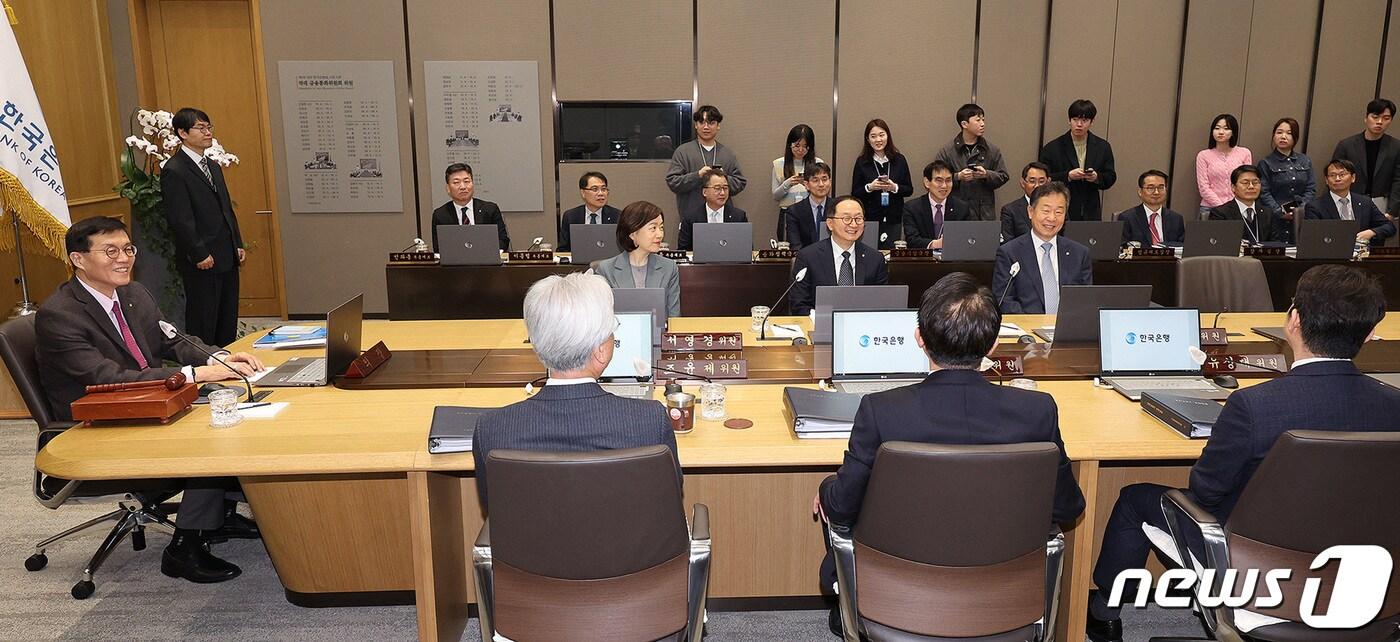 이창용 한국은행 총재가 22일 오전 서울 중구 한국은행에서 열린 금융통화위원회를 주재하고 있다. /뉴스1