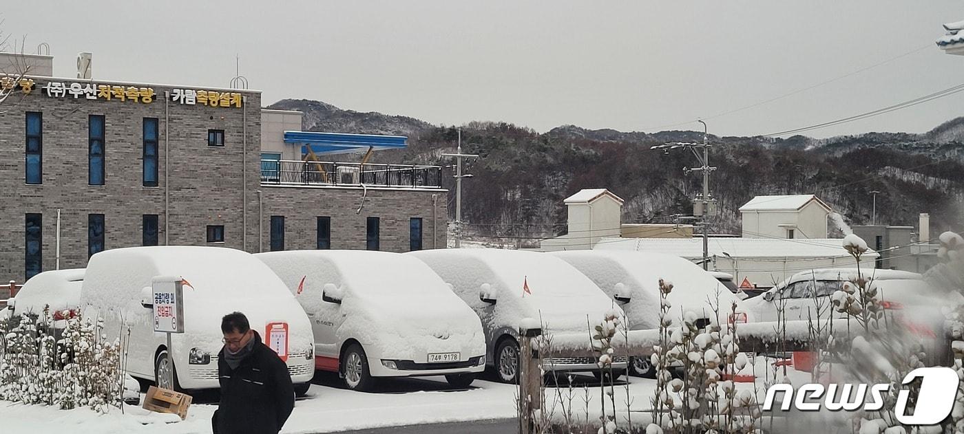 전날 대설주의보가 내려진 충북 제천과 단양에 22일 오전까지 많은 눈이 내렸다.밤새 쌓인 눈으로 눈사람으로 변한 승합차들.2024.2.22/ 뉴스1 ⓒ News1 이대현 기자