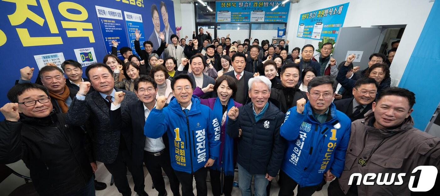 정진욱 더불어민주당 광주 동남갑 후보가 21일 경선에서 승리한 후 지지자들과 환하게 웃으며 기념촬영을 하고 있다. &#40;정진욱 후보 제공&#41;2024.2.22/뉴스1 