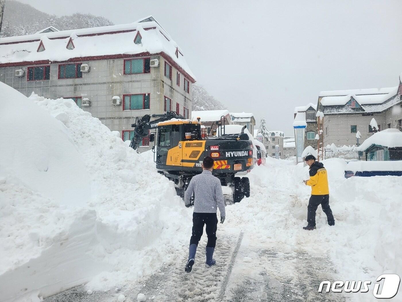 강원 산지와 동해안을 중심으로 대설특보가 발효된 22일 속초시 일대에서 시 관계자들이 제설작업을 하고 있다. &#40;속초시 제공&#41; 2024.2.22/뉴스1 ⓒ News1 윤왕근 기자