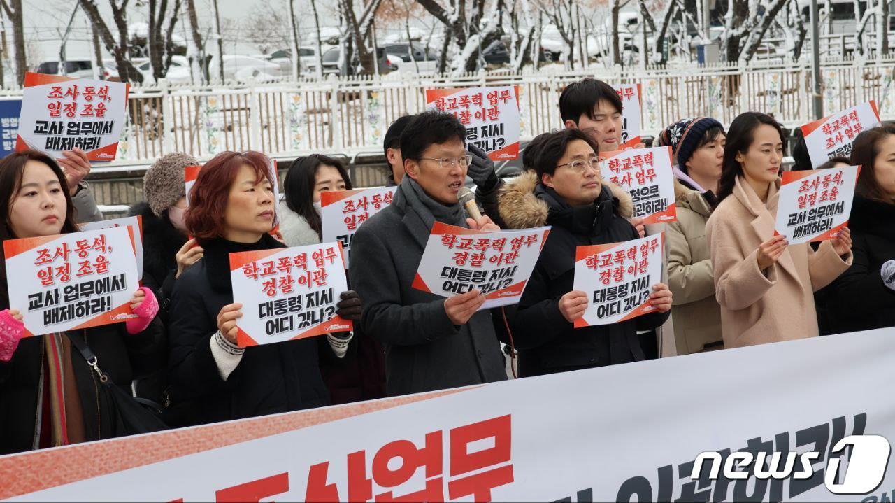 김용서 교사노동조합연맹 위원장이 22일 오전 용산 대통령실 앞에서 열린 &#39;학교폭력전담조사관제 시행 관련 긴급설문 결과 발표 기자회견&#39;에서 발언하고 있다. &#40;교사노조 제공&#41; 2024.2.22/뉴스1