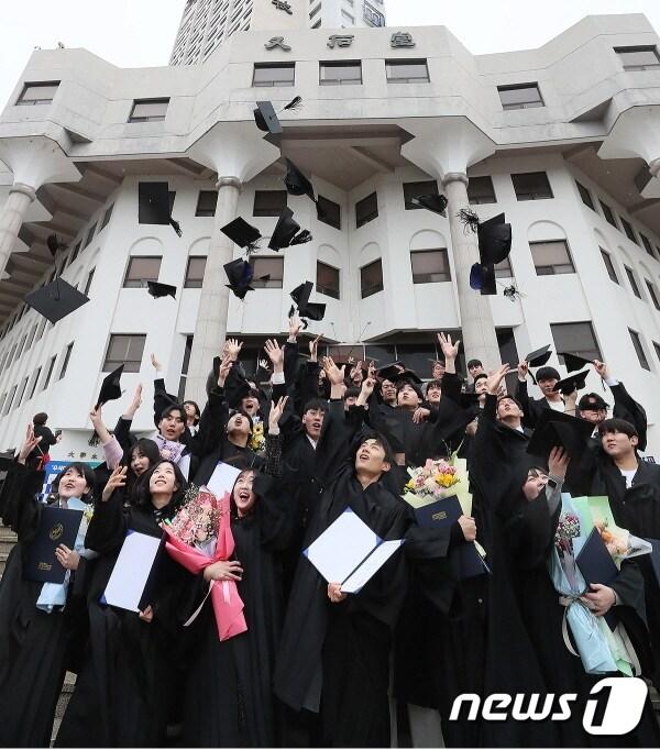 우석대학교&#40;총장 남천현&#41; 전주캠퍼스의 2023학년도 학위수여식이 22일 문화관 2층 아트홀에서 개최됐다.&#40;우석대 제공&#41;/뉴스1