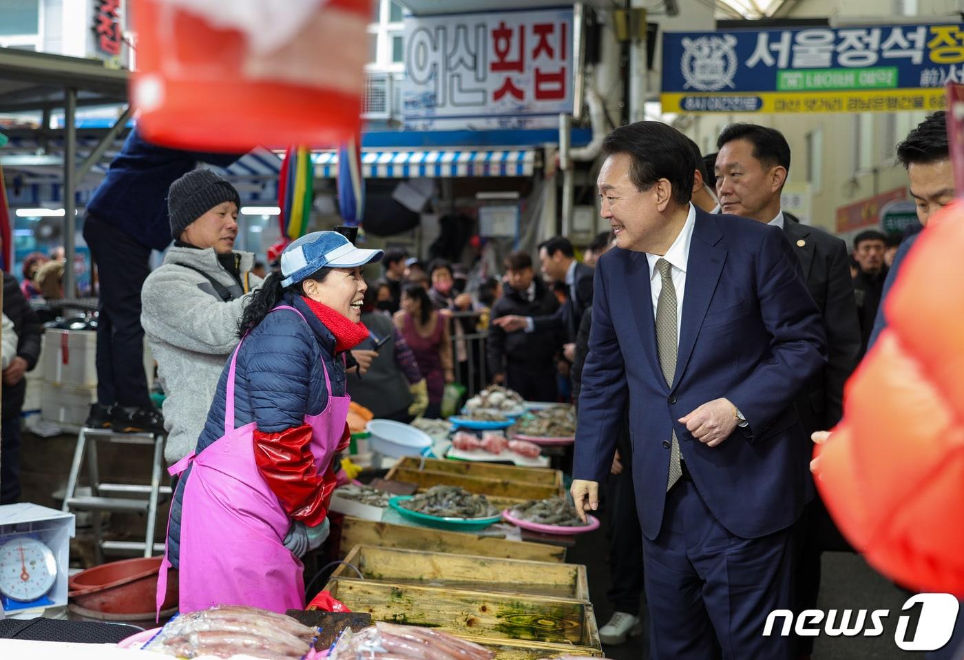 윤석열 대통령이 22일 오후 경남 마산어시장을 찾아 상인과 인사를 나누고 있다. &#40;대통령실 제공&#41; 2024.2.22/뉴스1 ⓒ News1 안은나 기자