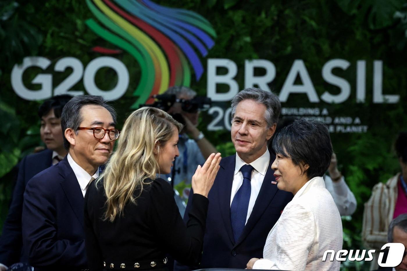 22일&#40;현지시간&#41; 브라질 리우데자네이루에서 열린 주요 20개국&#40;G20&#41; 외교장관 회의에 조태열 외교부 장관&#40;왼쪽&#41;과 멜라니 졸리 캐나다 외무장관, 토니 블링컨 미국 국무장관, 가미카와 요코 일본 외무상이 참석해 대화하고 있다. 2024.2.22 ⓒ 로이터=뉴스1 ⓒ News1 강민경 기자