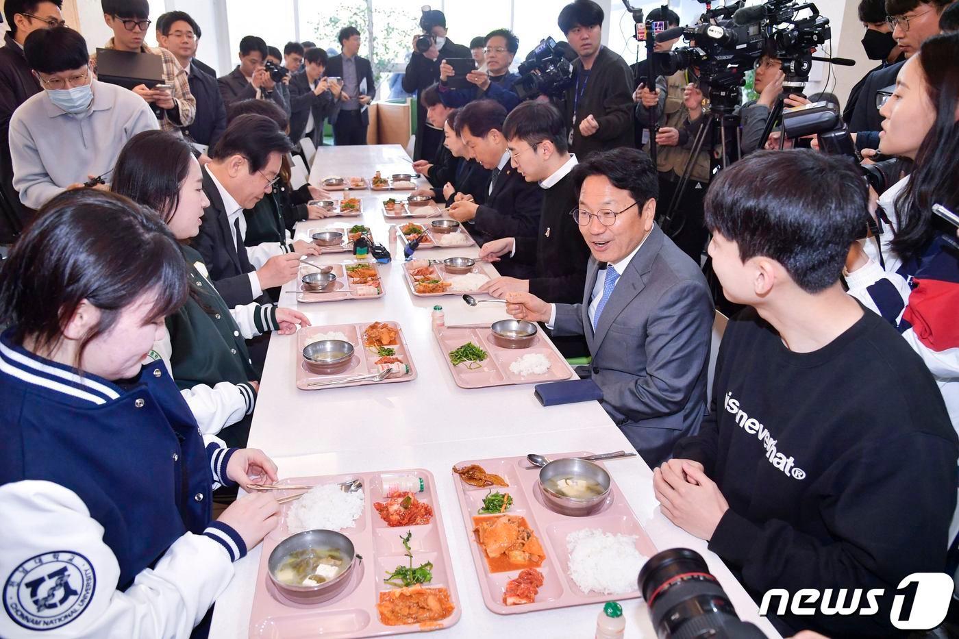 강기정 광주시장이 지난해 전남대학교를 찾아 학생들과 &#39;천원의 아침밥&#39;을 함께 먹으며 대화를 나누고 있다&#40;광주시 제공&#41; 2024.02.23/뉴스1