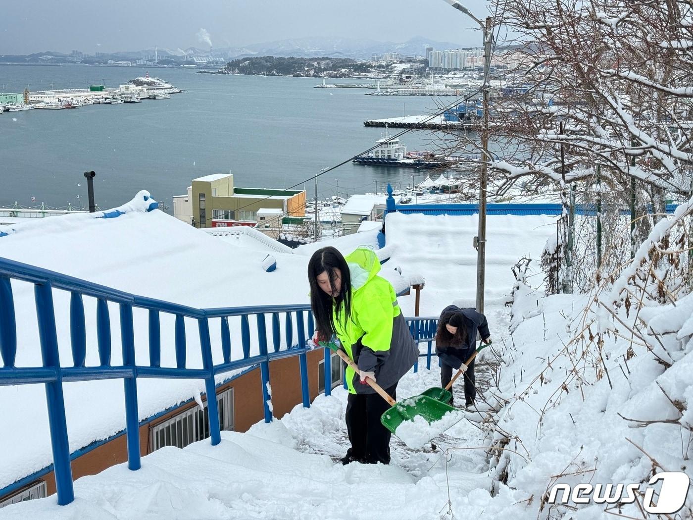 2월 강원 동해시 묵호동 산재골 일대에서 제설작업이 진행되는 모습. &#40;동해시 제공&#41; ⓒ News1 윤왕근 기자