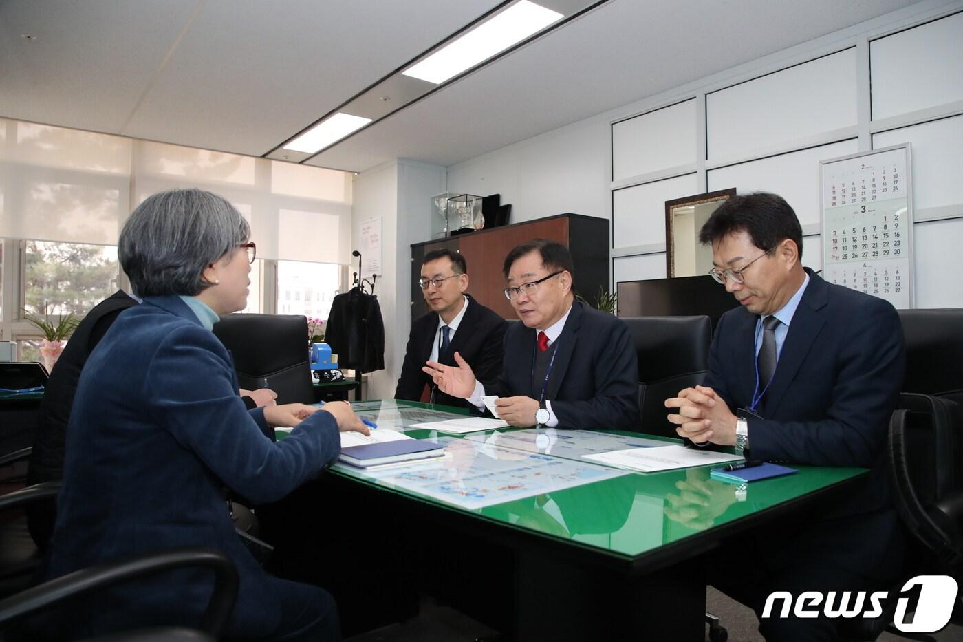 홍남표 창원시장이 23일 산업통상자원부 경제자유구역기획단 혁신지원팀 관계자에게 지역 핵심사업의 조속한 추진을 건의하고 있다.&#40;창원시청 제공&#41;