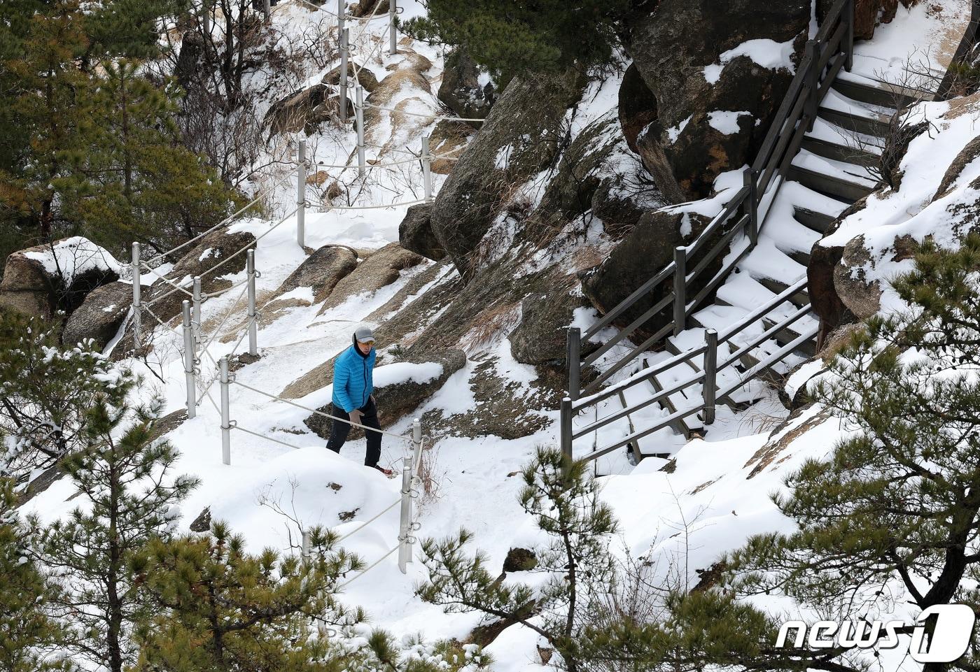 서울 서대문구 안산을 찾은 등산객이 설경을 벗삼아 산에 오르고 있다. 2024.2.23/뉴스1 ⓒ News1 장수영 기자