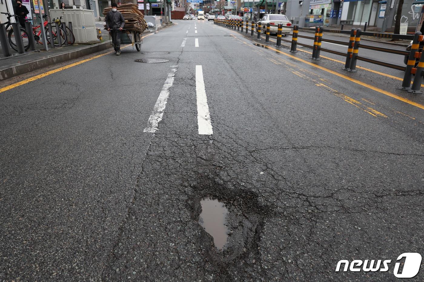 2월 광주 동구 금남로1가 도로에 발생한 포트홀. ⓒ News1 김태성 기자