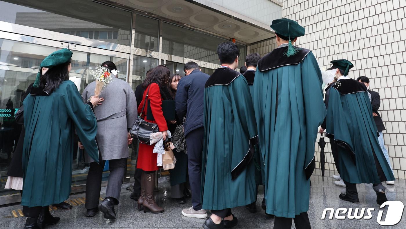 전남대 의대 졸업생들이 23일 광주시 전남대학교 학동캠퍼스 의과대학 명학회관 대강당에서 열린 2023학년도 의과대학 제72회 히포크라테스 선서식을 마친 후 졸업식장으로 향하고 있다. 2024.2.23/뉴스1 ⓒ News1 김태성 기자