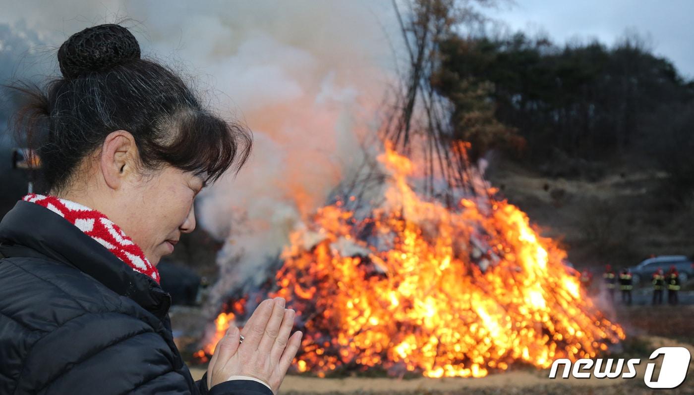 정월대보름을 하루 앞둔 23일 대전 중구 무수동 일원에서 열린 산신제 달집태우기에서 주민들이 소원을 빌고 있다. 2024.2.23/뉴스1 ⓒ News1 김기태 기자