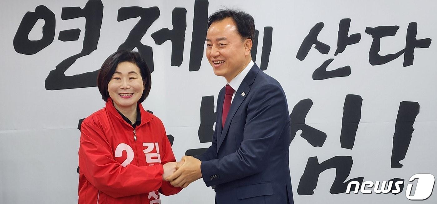 김희정 국힘 부산 연제구 예비후보와 이창진 전 국힘 연제구 예비후보가 24일 이 전 예비후보 사무실에서 김 예비후보 지지선언 뒤 기념사진을 찍고 있다&#40;김희정 캠프 제공&#41;