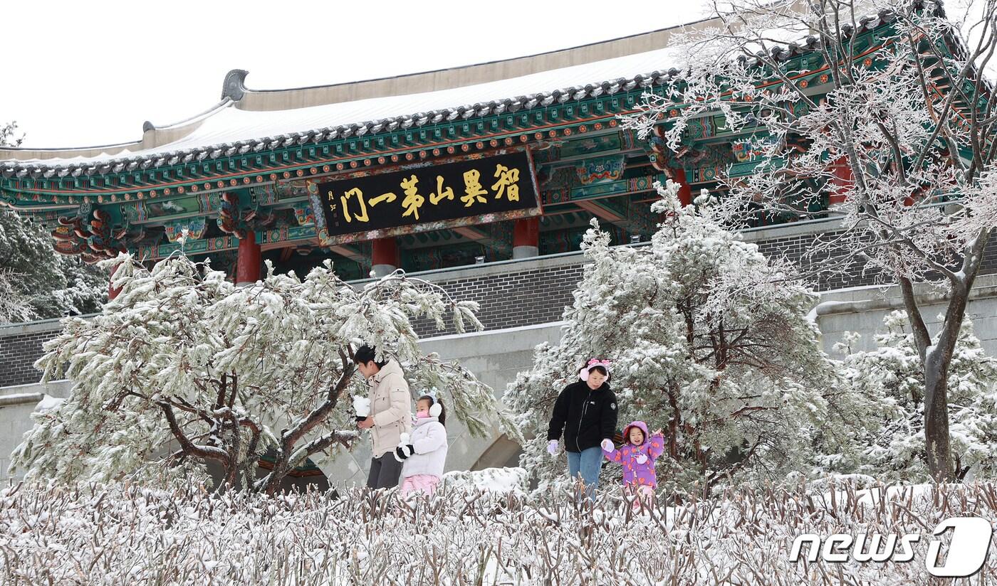 24일 경남 함양군 휴천면 지리산 제일문인 오도재에 눈이 내려 설경을 이루고 있다. &#40;함양군 제공&#41; 2024.2.24/뉴스1 ⓒ News1