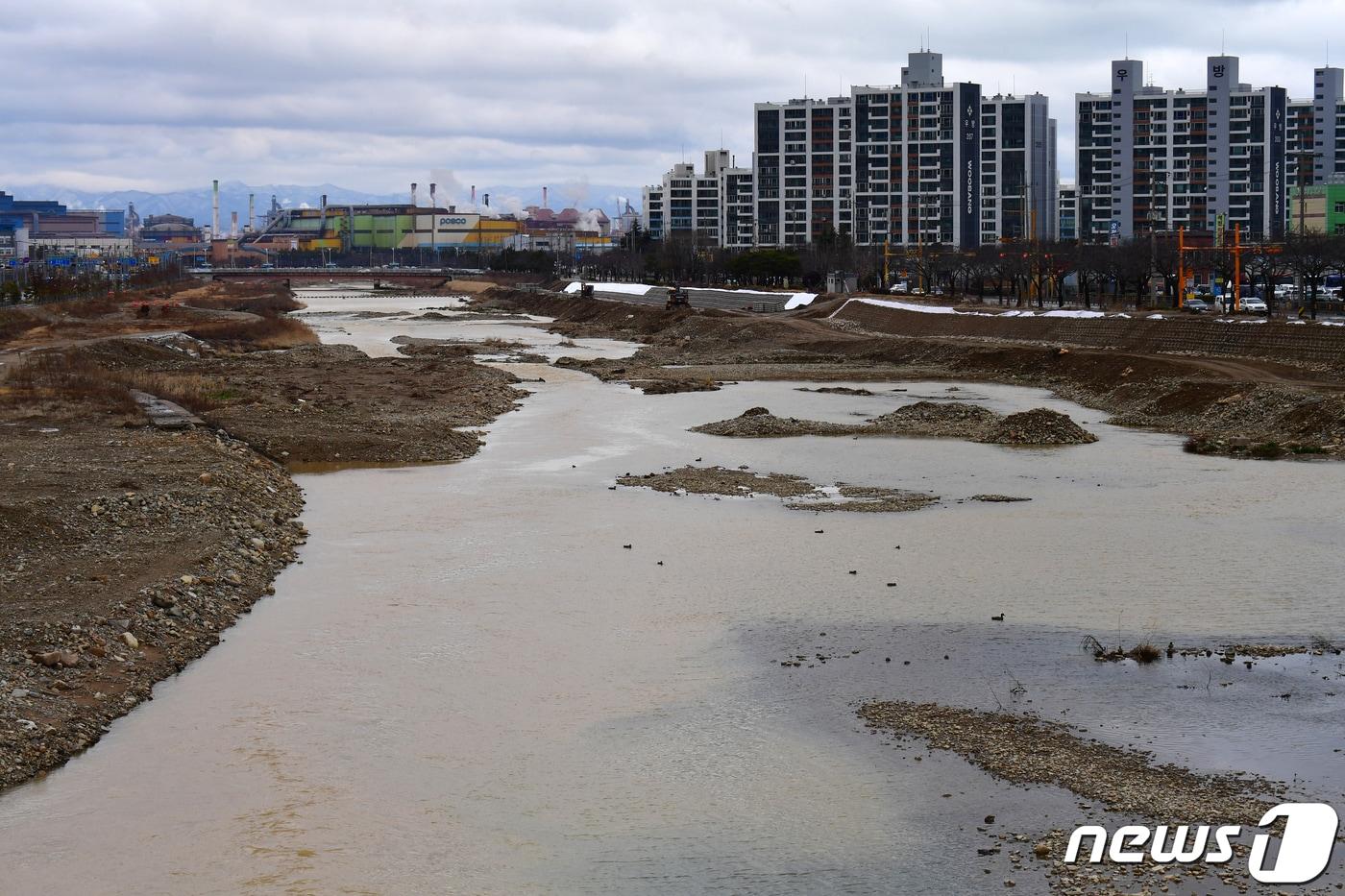 25일 경북 포항시 남구 오천읍 냉천 주변이 지난밤에 내린 비로 흙탕물로 변해있다. 냉천은 지난 2022년 8월 태풍 힌남노 내습 당시 범람해 인근 아파트 주민 8명이 숨지고 포스코 포항제철소가 침수되는 피해가 발생한 곳이다. 2024.2.25/뉴스1 ⓒ News1 최창호 기자