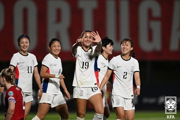 대한민국 여자 축구국가대표팀&#40;FIFA 랭킹 20위&#41;의 케이시 유진 페어가 25일&#40;한국시간&#41; 포르투갈 리스본의 풋볼시티 경기장에서 열린 체코&#40;28위&#41;와 친선 경기에서 후반 시작과 동시에 추가골을 넣은 뒤 세리머니를 펼치고 있다. &#40;대한축구협회 제공&#41; 2024.2.25/뉴스1 ⓒ News1 김진환 기자