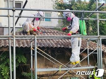  1급 발암물질인 석면이 포함된 슬레이트 지붕을 철거하고 있는 모습&#40;자료사진&#41;/뉴스1 ⓒ News1 