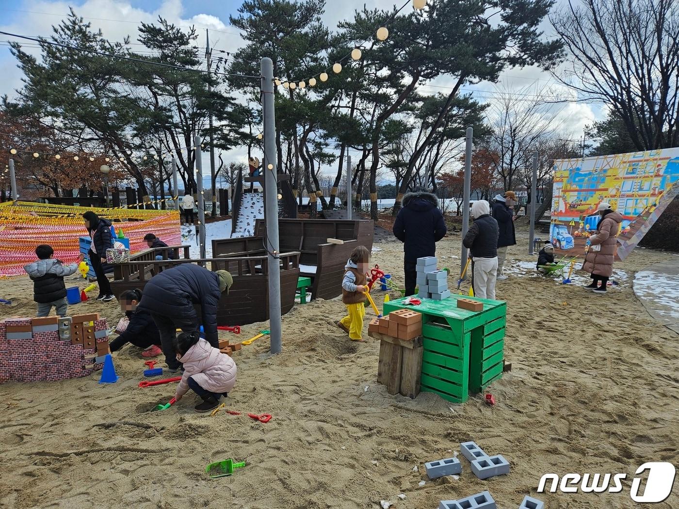 25일 공연예술축제 봄식당이 춘천인형극장에서 열린 가운데 부대 프로그램인 공사장 놀이터에서 가족들이 체험활동을 하며 즐거운 시간을 보내고 있다.2024.2.25 한귀섭 기자