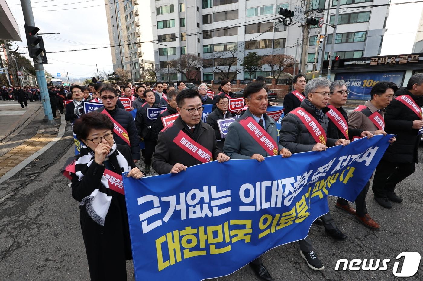 정부의 의과대학 입학 정원 확대 정책에 반대하는 대한의사협회&#40;의협&#41; 산하 전국 16개 시·도 의사들이 25일 오후 서울 용산구 의협회관에서 용산 대통령실을 향해 행진하고 있다. 2024.2.25/뉴스1 ⓒ News1 민경석 기자