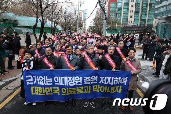 정부의 의과대학 입학 정원 확대 정책에 반대하는 대한의사협회&#40;의협&#41; 산하 전국 16개 시·도 의사들이 25일 오후 서울 용산구 의협회관에서 용산 대통령실을 향해 행진하고 있다. 2024.2.25/뉴스1 민경석 기자