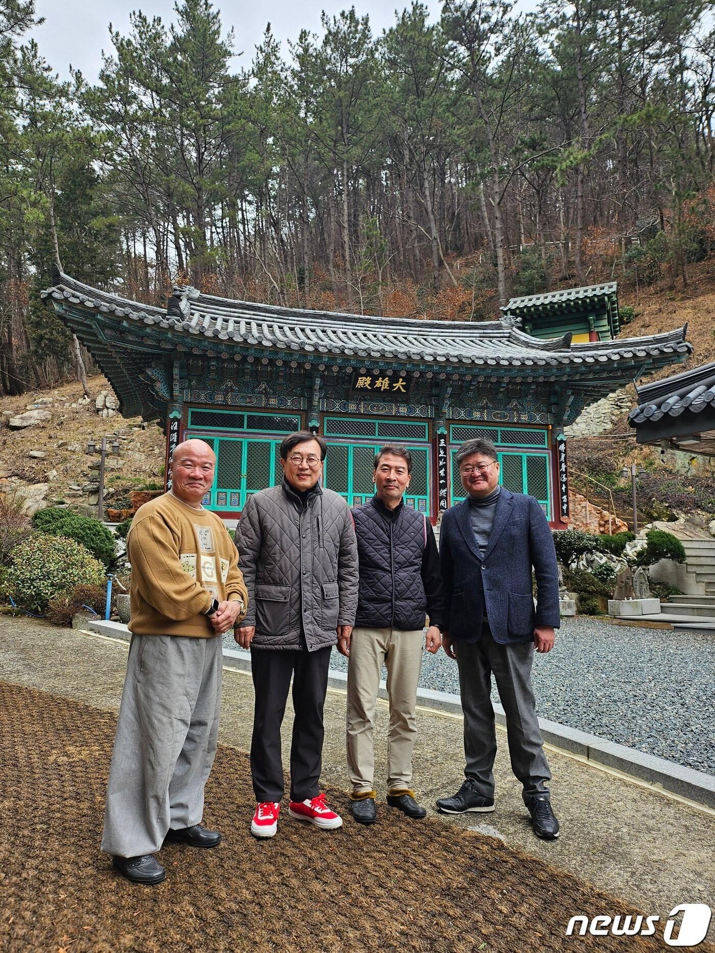 25일 오후 부산진구 천안사에서 서병수 의원&#40;왼쪽 두번째&#41;과 손상용 예비후보&#40;왼쪽 세번째&#41;가 이번 총선에서 힘을 합치기로 하고 기념촬영을 하고 있다.&#40;손상용 예비후보측 제공&#41;