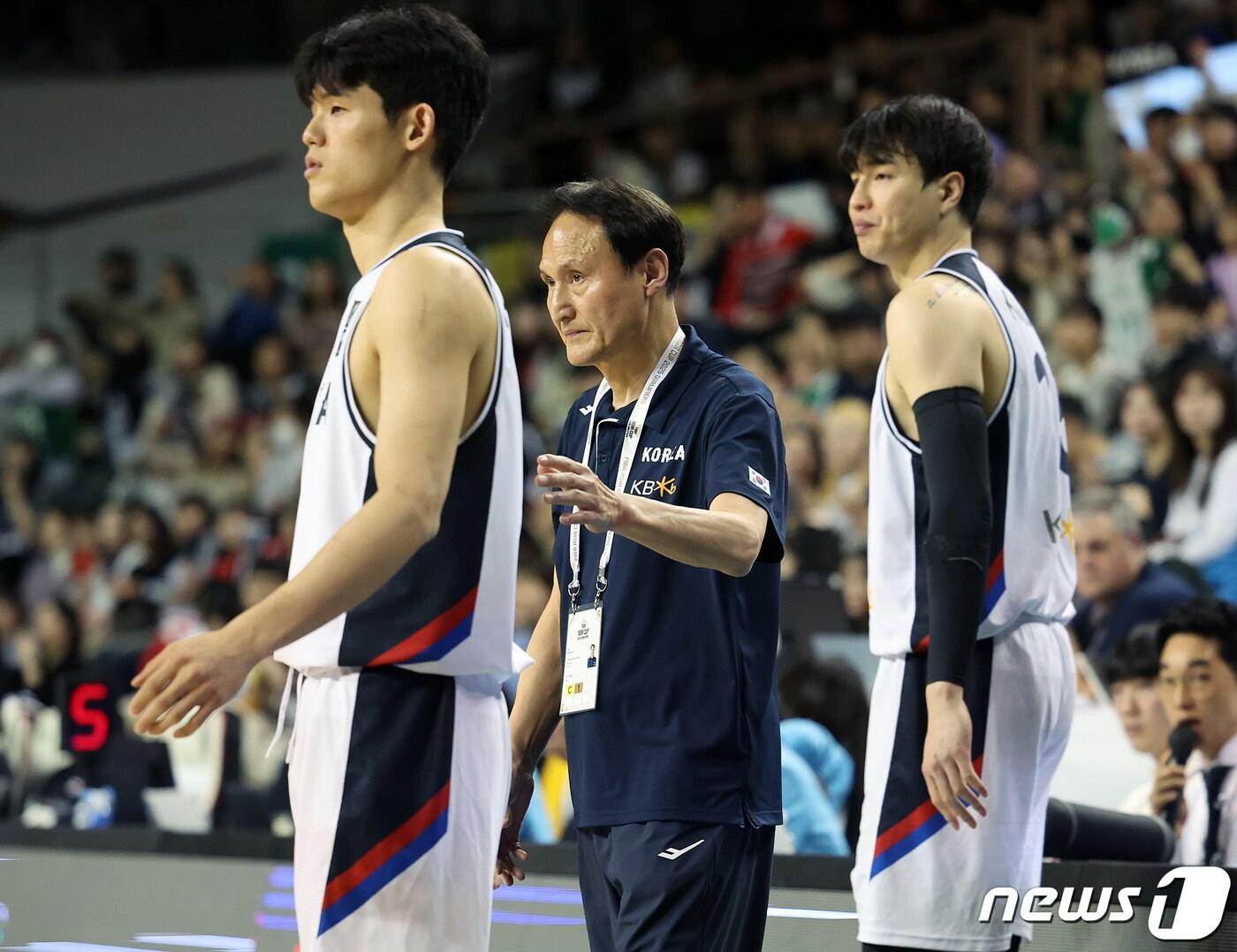 대한민국 안준호 감독이 25일 오후 강원 원주종합체육관에서 열린 2025 FIBA&#40;국제농구연맹&#41; 아시아컵 예선 윈도우1 A조 예선 태국과의 경기에서 하윤기, 김종규에게 작전을 지시하고 있다. 2024.2.25/뉴스1 ⓒ News1 김진환 기자