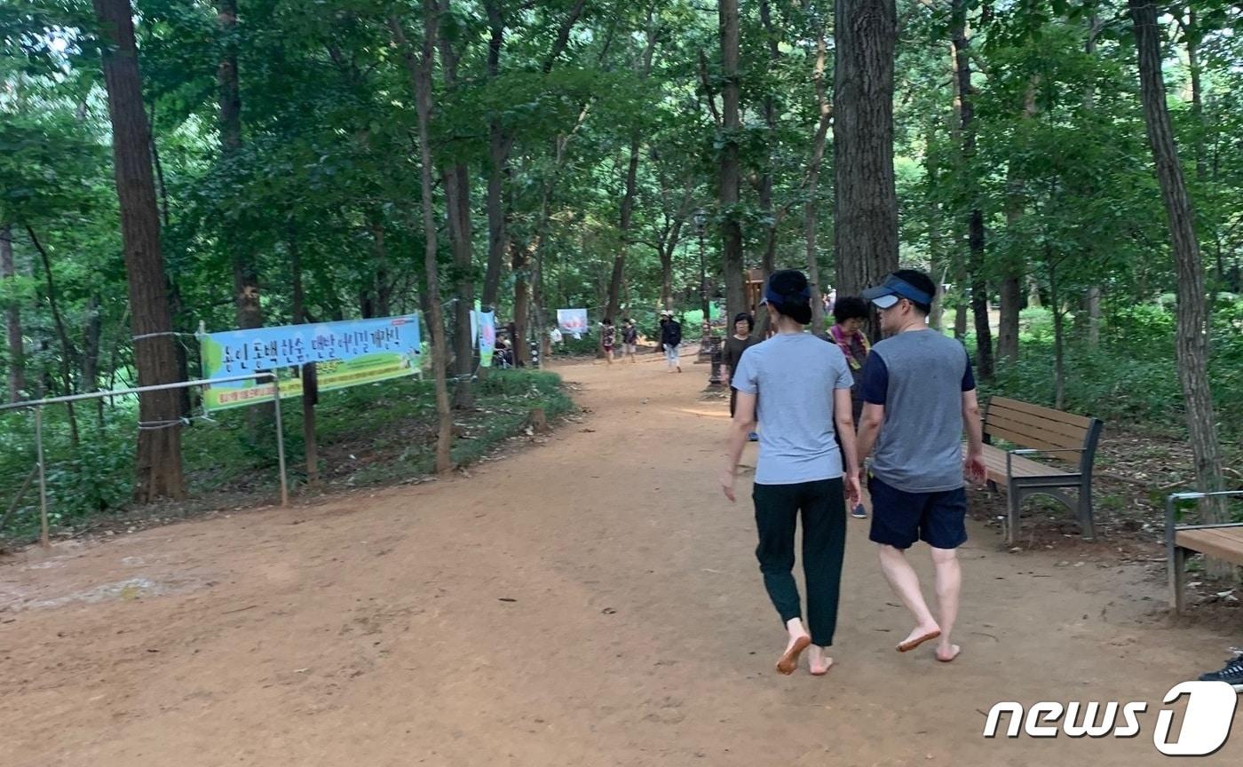 용인시 기흥구 한숲근린공원에 조성된 맨발길을 시민이 걷고 있는 모습.&#40;용인시 제공&#41;.