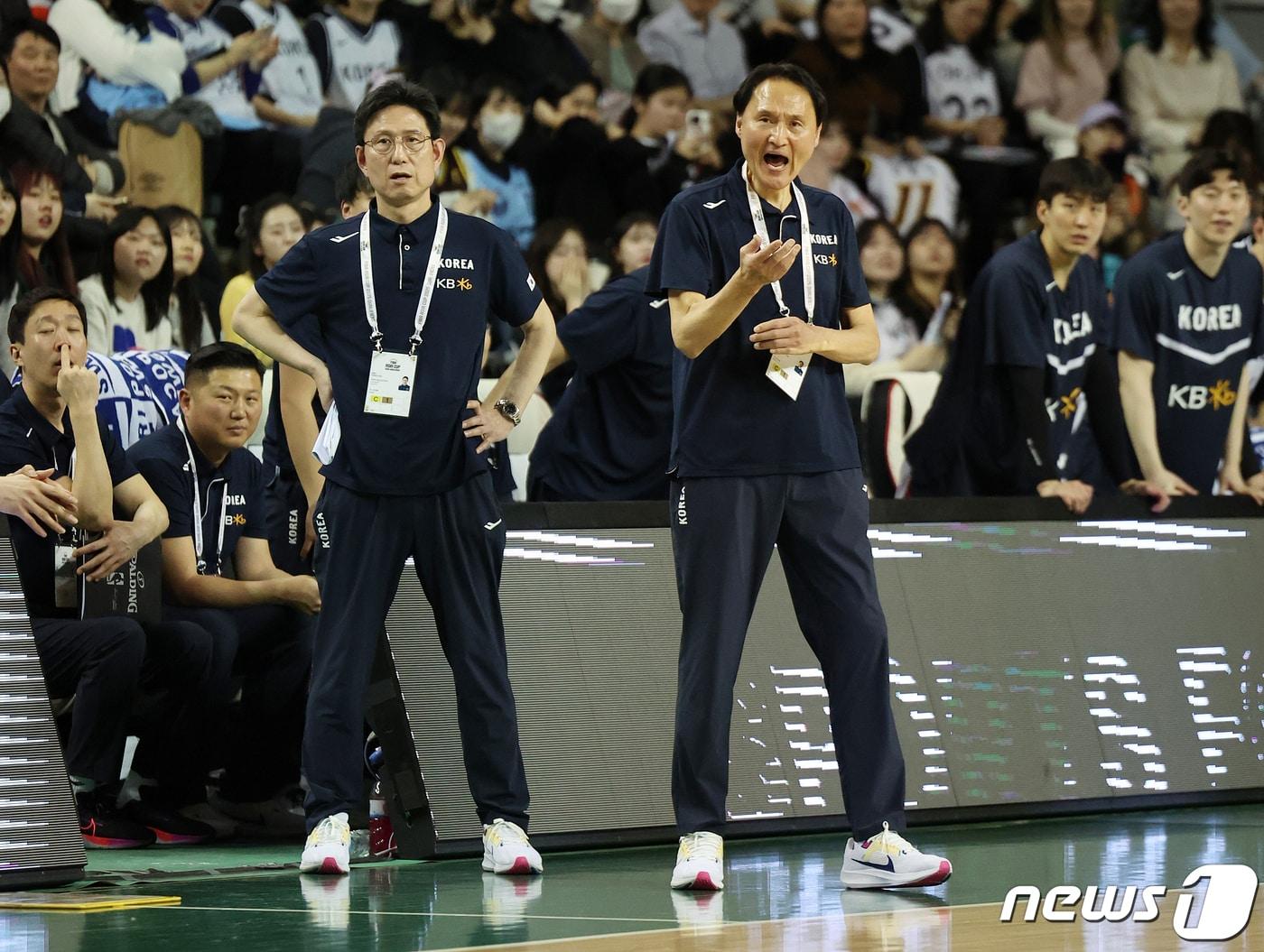 대한민국 안준호 감독과 서동철 코치&#40;왼쪽&#41;가 25일 오후 강원 원주종합체육관에서 열린 2025 FIBA&#40;국제농구연맹&#41; 아시아컵 예선 윈도우1 A조 예선 태국과의 경기에서 선수들에게 작전을 지시하고 있다. 2024.2.25/뉴스1 ⓒ News1 김진환 기자