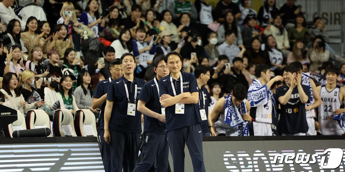 대한민국 안준호 감독을 비롯한 선수단이 25일 오후 강원 원주종합체육관에서 열린 2025 FIBA&#40;국제농구연맹&#41; 아시아컵 예선 윈도우1 A조 예선 태국과의 경기에서 코트의 선수들을 보며 환하게 웃고 있다. 2024.2.25/뉴스1 ⓒ News1 김진환 기자