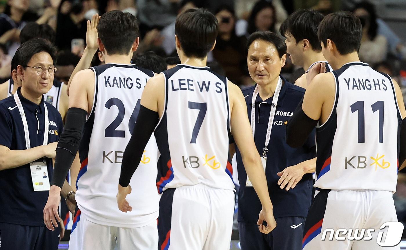 대한민국 안준호 감독이 25일 오후 강원 원주종합체육관에서 열린 2025 FIBA&#40;국제농구연맹&#41; 아시아컵 예선 윈도우1 A조 예선 태국과의 경기에서 선수들을 독려하고 있다. 2024.2.25/뉴스1 ⓒ News1 김진환 기자