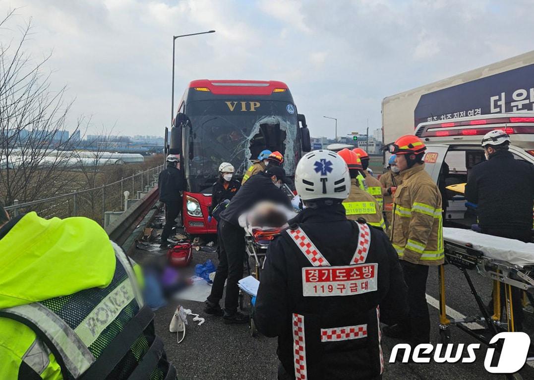 25일 오후 경부고속도로 안성 부근에서 앞서가던 트럭의 바퀴가 빠져 관광버스 앞유리를 뚫고 들어와 2명이 숨지고 13명이 다치는 사고가 발생해 응급대원들이 부상자를 후송했다. &#40;경기도소방재난본부 제공&#41; 2024.2.25/뉴스1 ⓒ News1 신웅수 기자