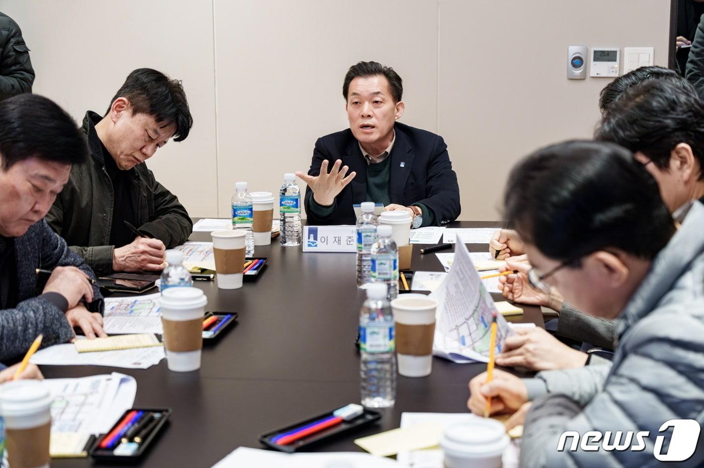 이재준 수원시장이 &#39;스타필드 수원&#39; 교통개선대책 회의에서 발언하고 있다.&#40;수원시 제공&#41;