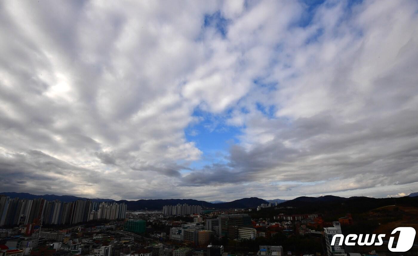 26일 오전 경북 포항시 남구 연일읍 상공에 모처럼 파란 하늘이 모습을 드러내고 있다. 2024.2.26/뉴스1 ⓒ News1 최창호 기자