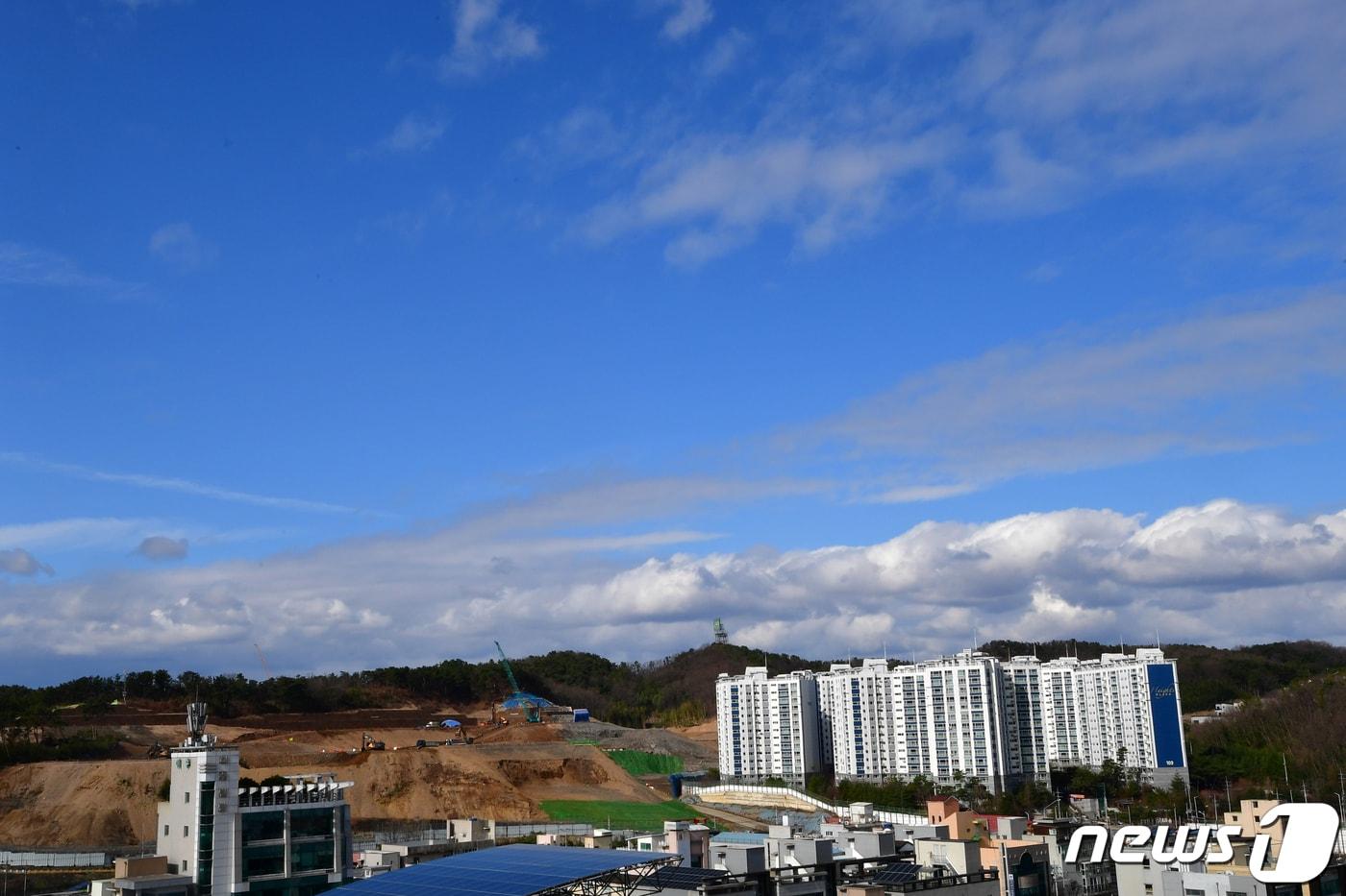 26일 오전 경북 포항시 남구 연일읍 상공에 모처럼 파란 하늘이 모습을 드러내고 있다. 2024.2.26/뉴스1 ⓒ News1 최창호 기자