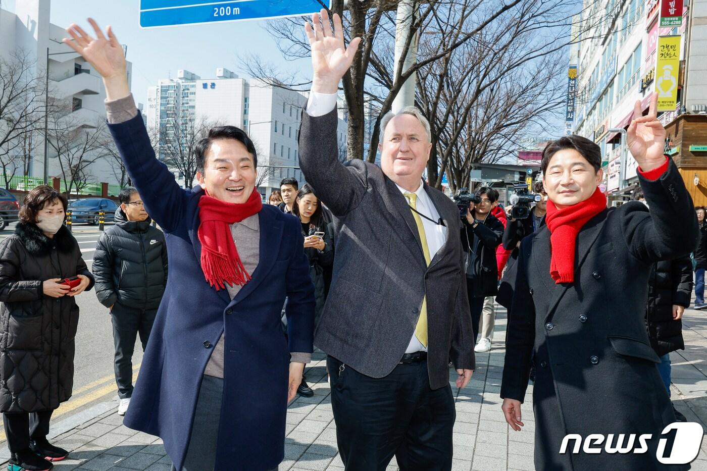 원희룡 국민의힘 인천 계양을 예비후보&#40;왼쪽부터&#41;와 인요한 전 혁신위원장, 이천수 후원회장이 26일 인천 계양우체국 인근에서 시민들을 향해 인사하고 있다. 2024.2.26/뉴스1 ⓒ News1 안은나 기자