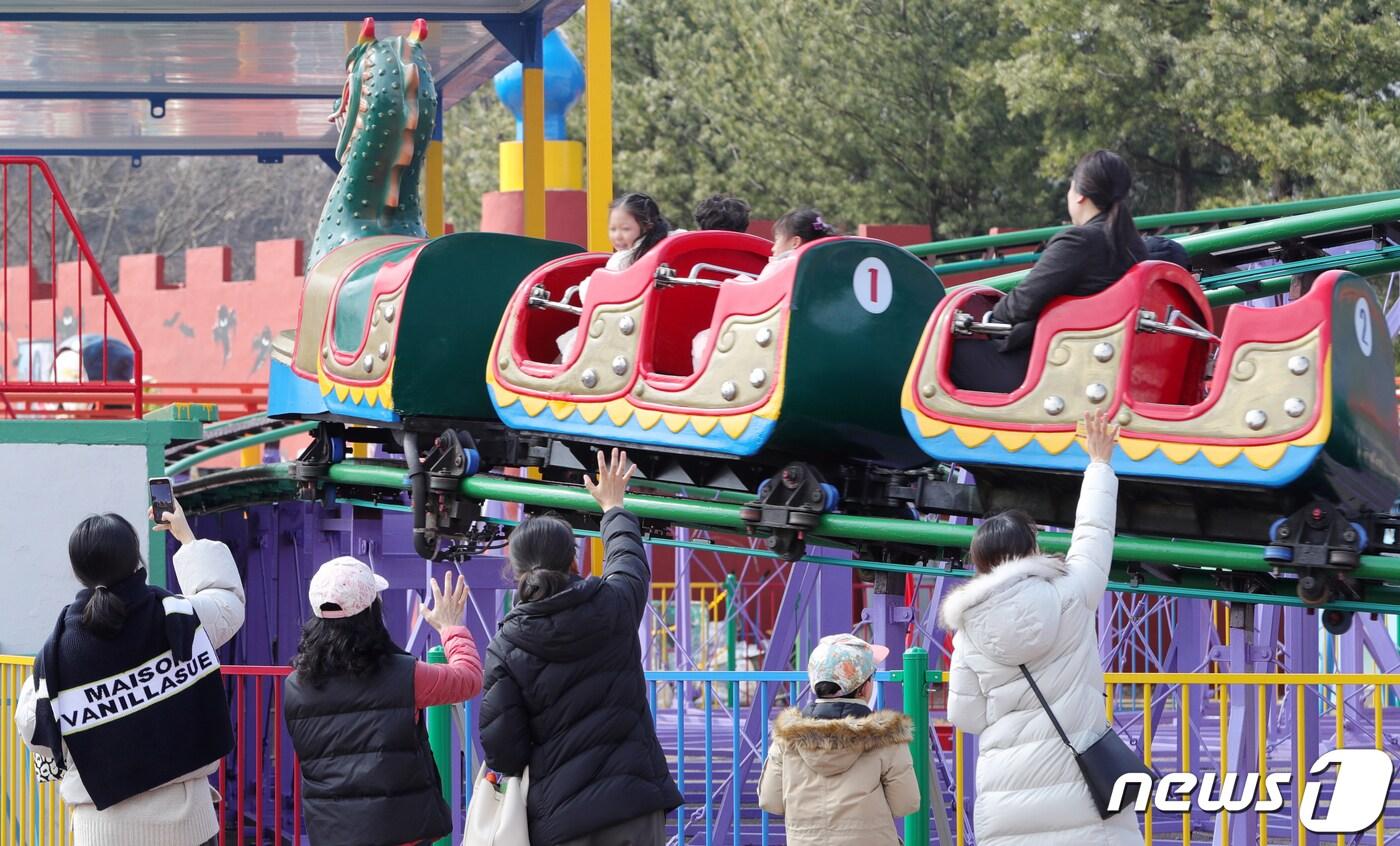 전주 동물원 내 놀이시설인 드림랜드가 1년 3개월여 만에 보수공사를 마치고 재개장한 26일 전북 전주시 전주동물원 드림랜드를 찾은 시민들이 놀이기구를 타고 있다. 2024.2.26/뉴스1 ⓒ News1 유경석 기자