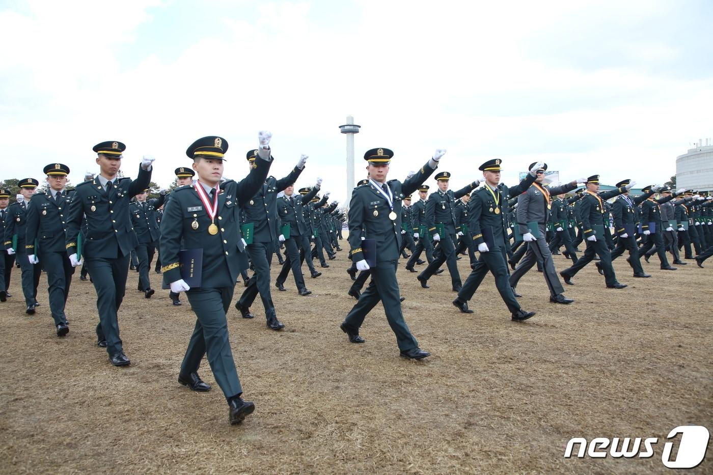 26일 서울 노원구 육군사관학교 화랑연병장에서 열린 &#39;80기 졸업 및 임관식&#39;에서 육사 80기 임관장교들이 힘차게 행진하고 있다. &#40;육군 제공&#41; 2024.2.26/뉴스1