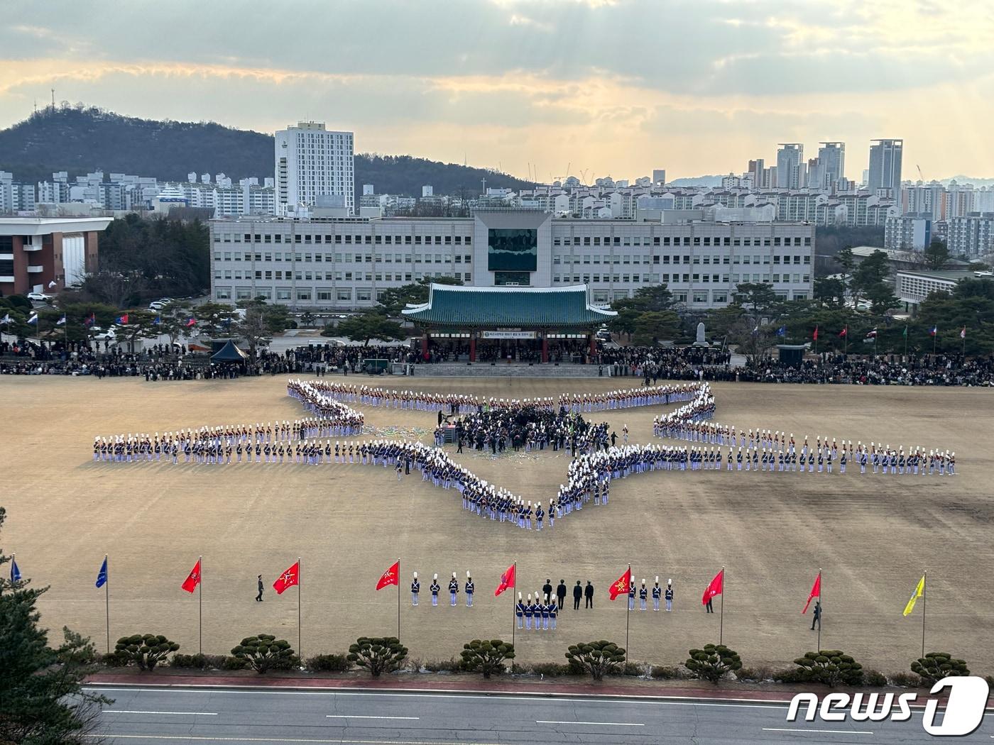 26일 서울 노원구 육군사관학교 화랑연병장에서 열린 &#39;80기 졸업 및 임관식&#39;에서 임관식 2부 &#39;화랑대의 별&#39; 행사가 진행되고 있다. 화랑대의 별 행사는 재교생도들이 만든 별 중앙에 졸업생들이 소위 계급장을 상징하는 다이아몬드를 형성하며, 임관장교들의 장도를 축하해주는 육사의 전통이다. &#40;육군 제공&#41; 2024.2.26/뉴스1