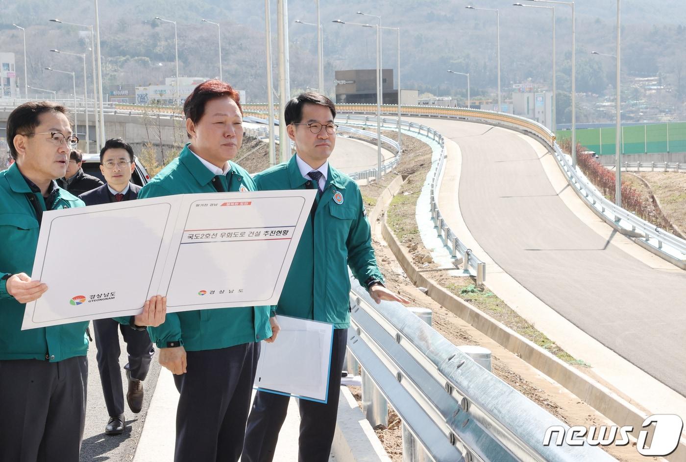 박완수 경남지사&#40;오른쪽에서 두번째&#41;가 26일 개통을 앞두고 있는 석동터널&#40;제2안민터널&#41; 공사현장을 찾아 안전점검을 하고 있다.&#40;경남도 제공&#41;